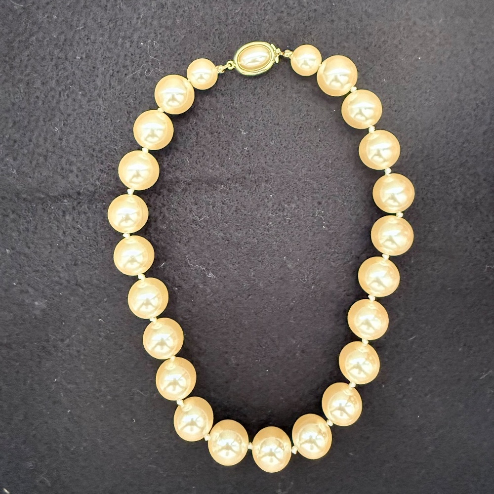 FAUX PEARL NECKLACE